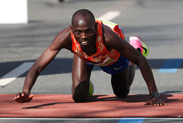Michael Kunyaga ville til mål sjøl om han var tom for krefter. Dermed ble det ny pers og andreplass - med 3 sekunders margin. (Foto: photorun.net)