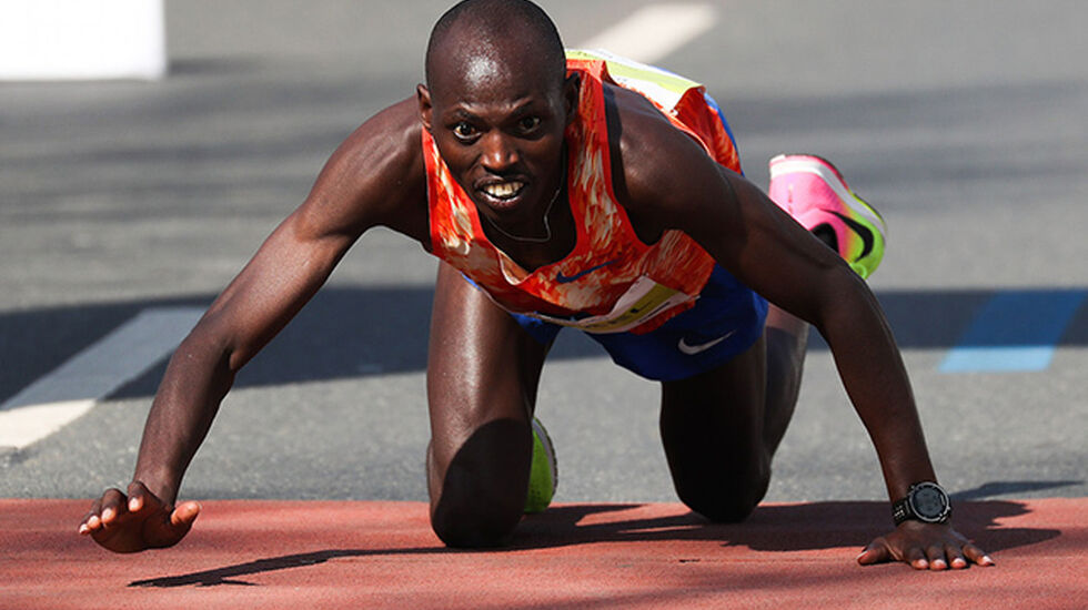 Michael Kunyaga ville til mål sjøl om han var tom for krefter. Dermed ble det ny pers og andreplass - med 3 sekunders margin. (Foto: photorun.net)