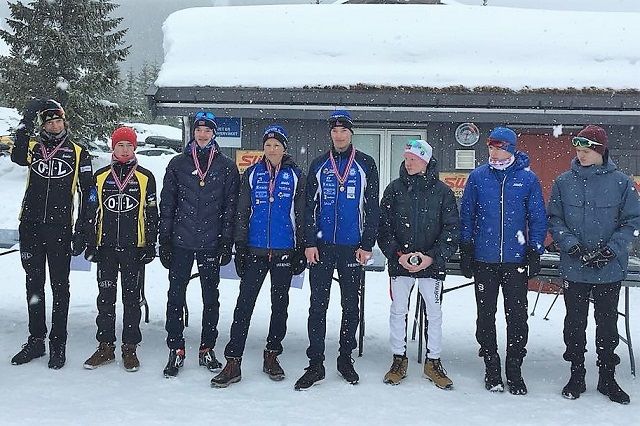 De tre beste lagene i KM-stafetten for G13-16 år der Hernes-guttene Stian Fedreheim, Eirik og Even Linderud gikk til topps foran Ottestad IL (til v.) og IL Trysilgutten. (Foto: Gry Linderud)