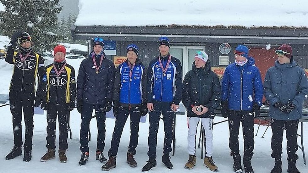 De tre beste lagene i KM-stafetten for G13-16 år der Hernes-guttene Stian Fedreheim, Eirik og Even Linderud gikk til topps foran Ottestad IL (til v.) og IL Trysilgutten. (Foto: Gry Linderud)