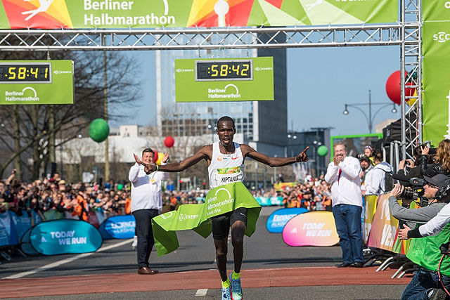 Erick Kiptanui, Kenya tangerte årsbeste i verden på halvmaraton i Berlin i helgen. Foto: SCC EVENTS Petko Baier