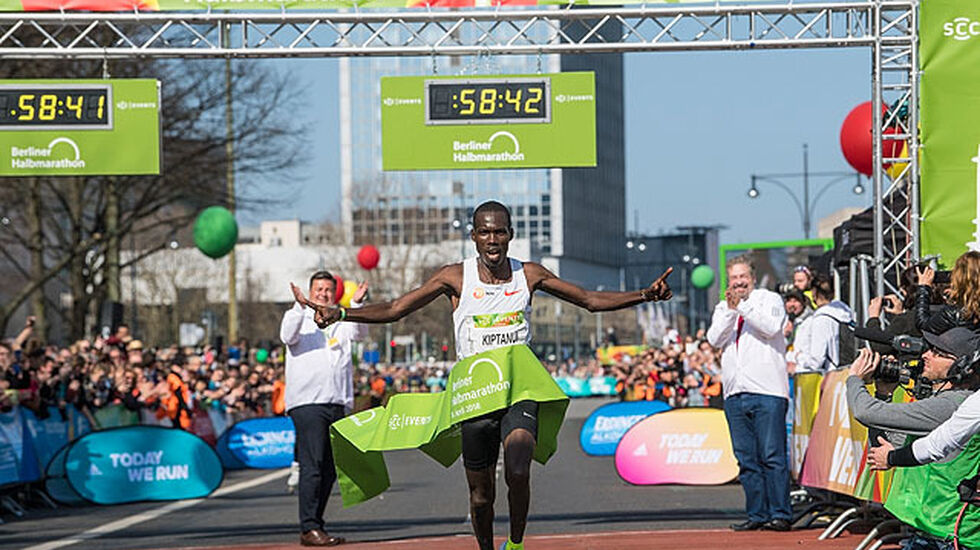 Erick Kiptanui, Kenya tangerte årsbeste i verden på halvmaraton i Berlin i helgen. Foto: SCC EVENTS Petko Baier