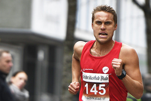 Ulrik Lolland på vei mot seier på 5 km i Fredrikstadløpet. I august er det NM-finale på 1500 m som står øverst på ønskelista til 25-åringen fra Moss. (Foto: Bjørn Johannessen)
