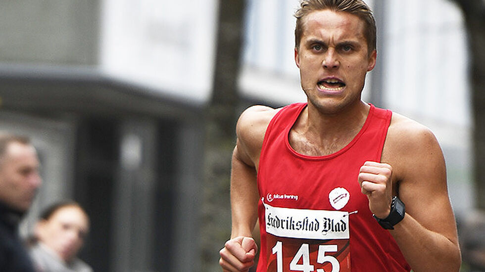 Ulrik Lolland på vei mot seier på 5 km i Fredrikstadløpet. I august er det NM-finale på 1500 m som står øverst på ønskelista til 25-åringen fra Moss. (Foto: Bjørn Johannessen)