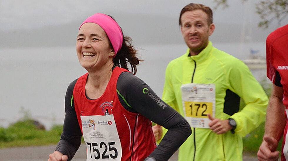 Laila Falck under halvmaraton i Midnight Sun Marathon i 2017.