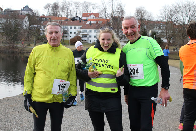 Løpsleder fra Bedriftidretten Benedikte Kallekleiv flankeres av Johs Slethaug og Thor Thorsen, ivrige karuselldeltagere