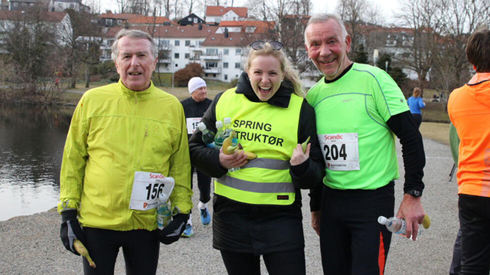 Løpsleder fra Bedriftidretten Benedikte Kallekleiv flankeres av Johs Slethaug og Thor Thorsen, ivrige karuselldeltagere