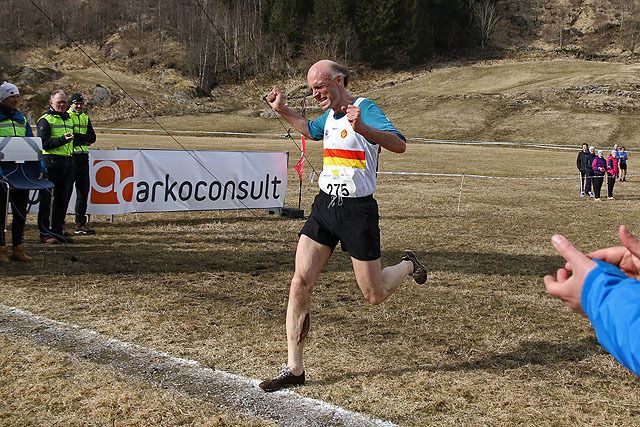 Bjarte Bogstad løper i mål og inn til NM-tittel i Menn Veteran 55 - 60 år