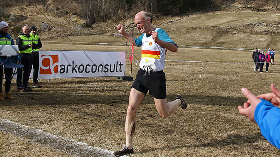 Bjarte Bogstad løper i mål og inn til NM-tittel i Menn Veteran 55 - 60 år