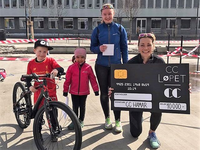 Fra v. Mateo Solsvik Haugrud vant sykkel, Alicia Slora Kristiansen vant trampoline, Gina Hoff Flensborg vant gavekort på CC på 2500 kr og Gina Fjeld stakk av med hovedpremien på 10.000 kroner som skal gå til Storhamar håndball J16. Fra v. Mateo Solsvik Haugrud vant sykkel, Alicia Slora Kristiansen vant trampoline, Gina Hoff Flensborg vant gavekort på CC på 2500 kr og Gina Fjeld stakk av med hovedpremien på 10.000 kroner som skal gå til Storhamar håndball J16.
