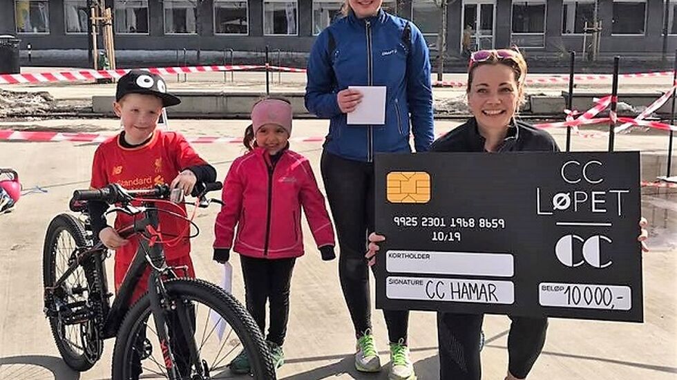 Fra v. Mateo Solsvik Haugrud vant sykkel, Alicia Slora Kristiansen vant trampoline, Gina Hoff Flensborg vant gavekort på CC på 2500 kr og Gina Fjeld stakk av med hovedpremien på 10.000 kroner som skal gå til Storhamar håndball J16.