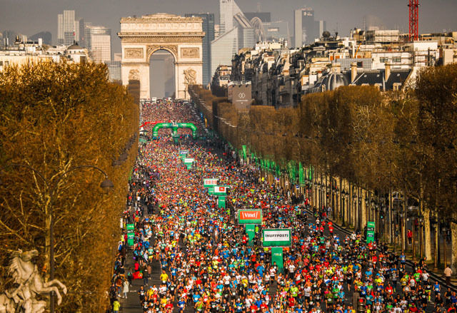 Fra starten av åretsløp, som var den 42. utgaven av Paris Marathon. Starten skjer på Champs Elysées (Foto: ASO)