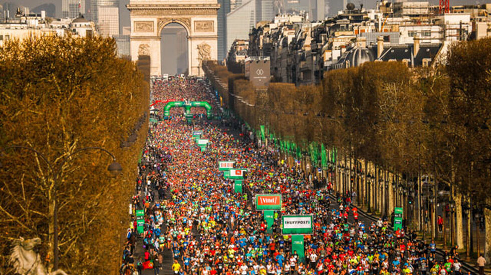 Fra starten av åretsløp, som var den 42. utgaven av Paris Marathon. Starten skjer på Champs Elysées (Foto: ASO)
