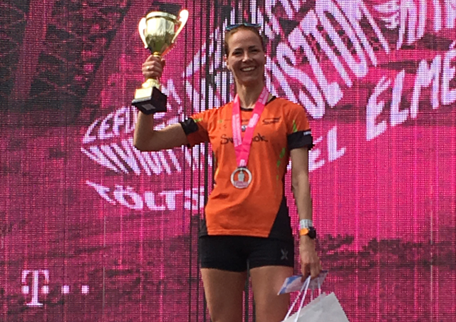 Sara Aarseth Jünger med pokalen for sin 2. plass. Foto Aarseth