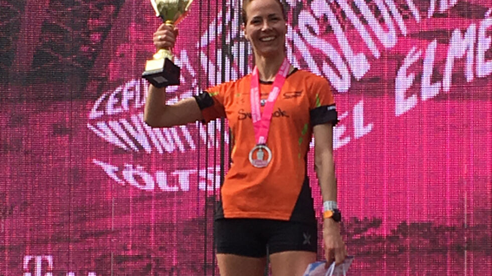 Sara Aarseth Jünger med pokalen for sin 2. plass. Foto Aarseth