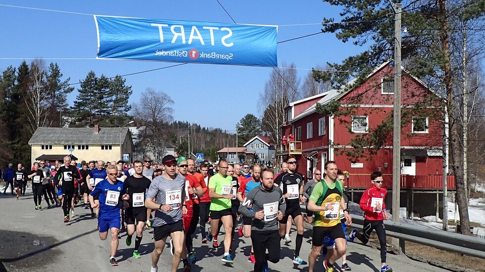 Full fart ut fra start med vineren Kristian Monsen (startnummer 8) i tet. Vi ser også Magnus Salberg med nummer 3 som ble nummer 3. (Foto: Olav Engen)