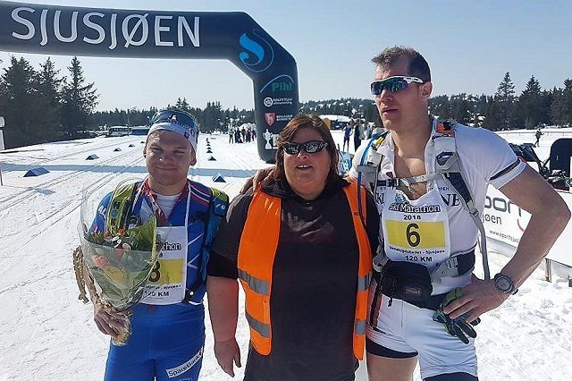 Her er det rennleder Tudi Elise Kaus som skiller de to Håvardene, Solås Taugbøl (til v.) og Hansen, etter at det var fire sekunder som skilte dem i mål etter 120 km. (Arrangørfoto)