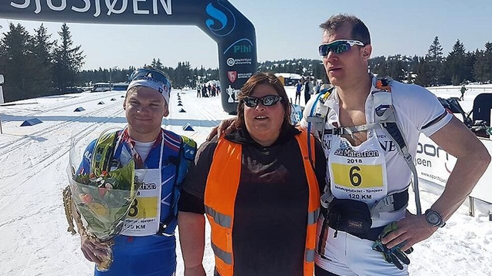 Her er det rennleder Tudi Elise Kaus som skiller de to Håvardene, Solås Taugbøl (til v.) og Hansen, etter at det var fire sekunder som skilte dem i mål etter 120 km. (Arrangørfoto) 