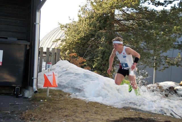 Vinner H17-20, Elias Øhman, Gjø-Vard OL, mot siste post så snøspruten står. (Foto: Stein Arne Negård)