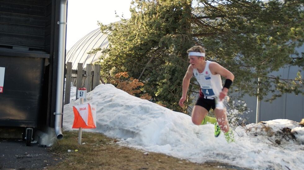 Vinner H17-20, Elias Øhman, Gjø-Vard OL, mot siste post så snøspruten står. (Foto: Stein Arne Negård)