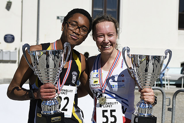 Amaru Wijman og Jo Shepherd med vandrepokaler etter å ha vunnet Monolittløpet 2018. (Alle foto: Bjørn Johannessen)