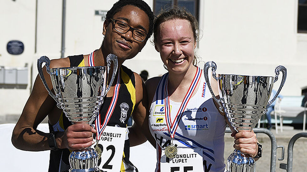 Amaru Wijman og Jo Shepherd med vandrepokaler etter å ha vunnet Monolittløpet 2018. (Alle foto: Bjørn Johannessen)