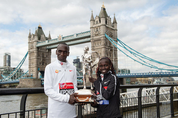 Eluid Kipchoge, Kenya vant sin tredje seier i London Marathon mens Vivian Cheruiyot tok sin første store maratonseier etter flere VM- og OL-gull i lange løp på bane. Foto: arrangøren