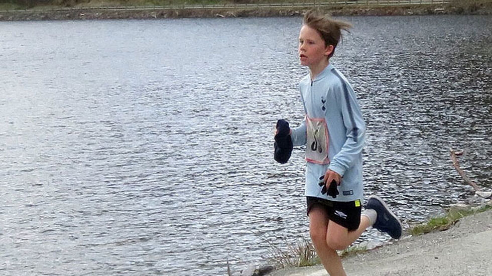 Johannes Løhaugen, 12 år. Snart er han like god som faren.... Langs Stordalsvatnet mot mål. (Foto: Olav Samland)