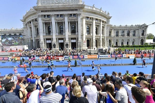 Fra årets Wien Marathon og målområdet ved Burgtheater (Foto: Arrangøren).