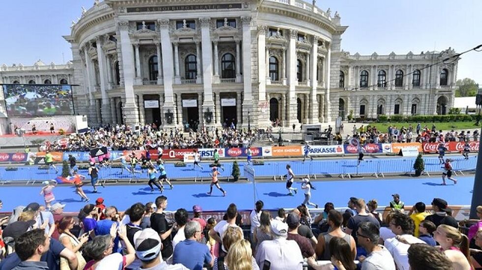 Fra årets Wien Marathon og målområdet ved Burgtheater (Foto: Arrangøren).