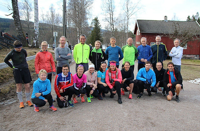 21 deltakere på første treningskvelden var en god start på Kondistreninga. På bildet 20 av deltakerne. Foto: Runar Gilberg