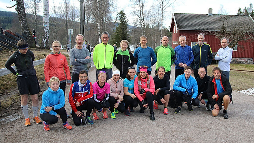 21 deltakere på første treningskvelden var en god start på Kondistreninga. På bildet 20 av deltakerne. Foto: Runar Gilberg