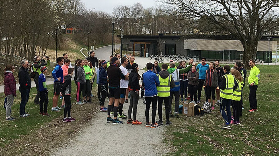 Samling før starten i det aller første Stavanger Parkrun. Foto: Runar Sæther