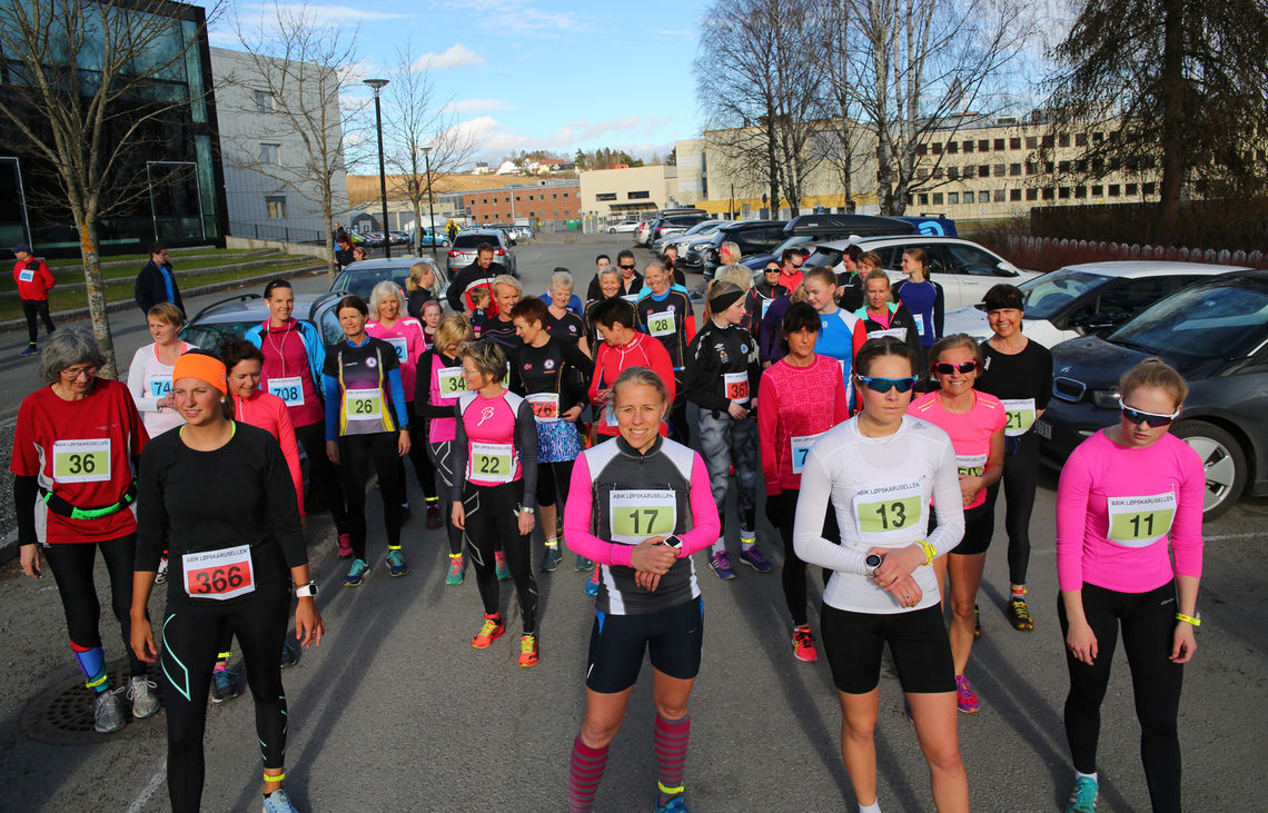 Fra starten for kvinnes klasse med tidtaging i fjorårets første løp. Da var det asfaltløp fra Kjeller, i år starter det med løp fra Lillestrøm friidrettsstadion. (Foto: Bjørn Hytjanstorp).