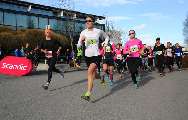 Starten i kvinneklassen med søstrene Karoline (startnummer 13) og Marie Næss (startnummer 11) som var de to raskeste totalt. (Foto: Bjørn Hytjanstorp) Starten i kvinneklassen med søstrene Karoline (startnummer 13) og Marie Næss (startnummer 11) som var de to raskeste totalt. (Foto: Bjørn Hytjanstorp)