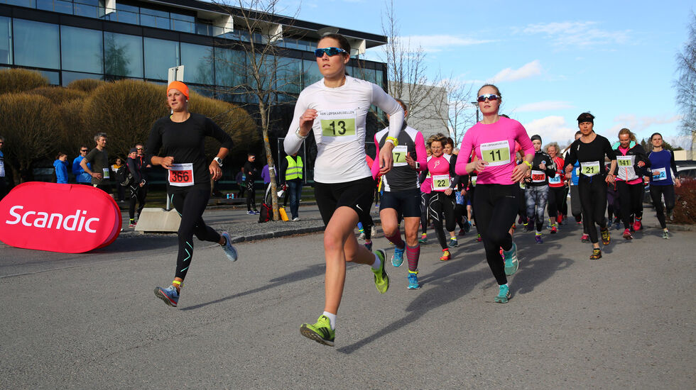 Starten i kvinneklassen med søstrene Karoline (startnummer 13) og Marie Næss (startnummer 11) som var de to raskeste totalt. (Foto: Bjørn Hytjanstorp)