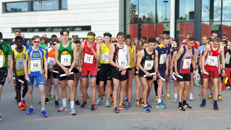 Startfeltet i senior- og juniorklassene. (Arrangørfoto/Gunnar Pedersen)