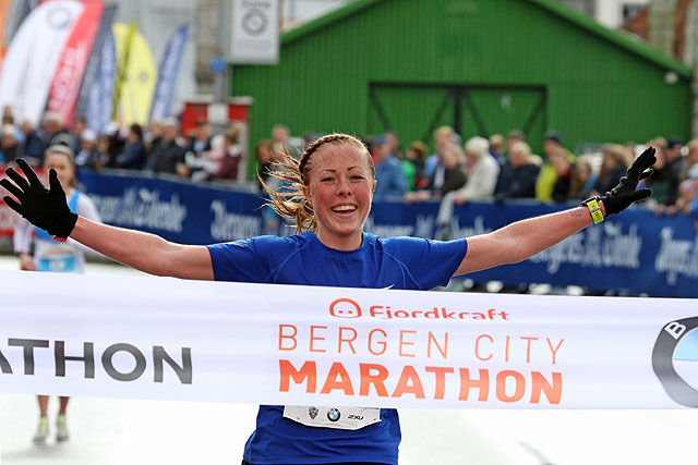 For fjerde gang på fire forsøk bryter Eli Anne Bergsdal mållinjen først i Bergen City halvmaraton.