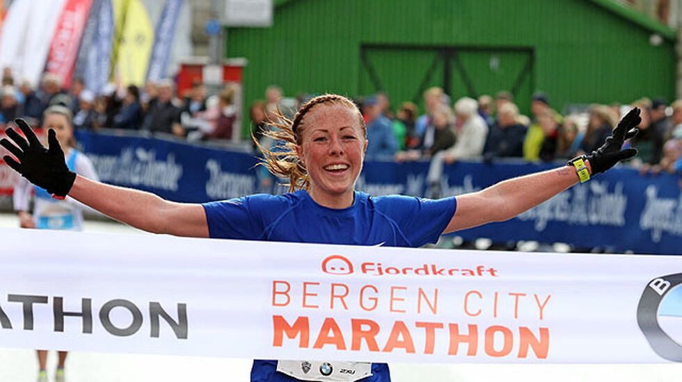 For fjerde gang på fire forsøk bryter Eli Anne Bergsdal mållinjen først i Bergen City halvmaraton.