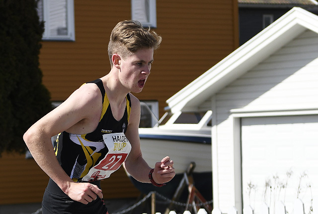 Trym Tønnessen tar ut de siste kreftene inn mot mål og seier på 10 km i Halden Byløp. (Alle foto: Bjørn Johannessen)
