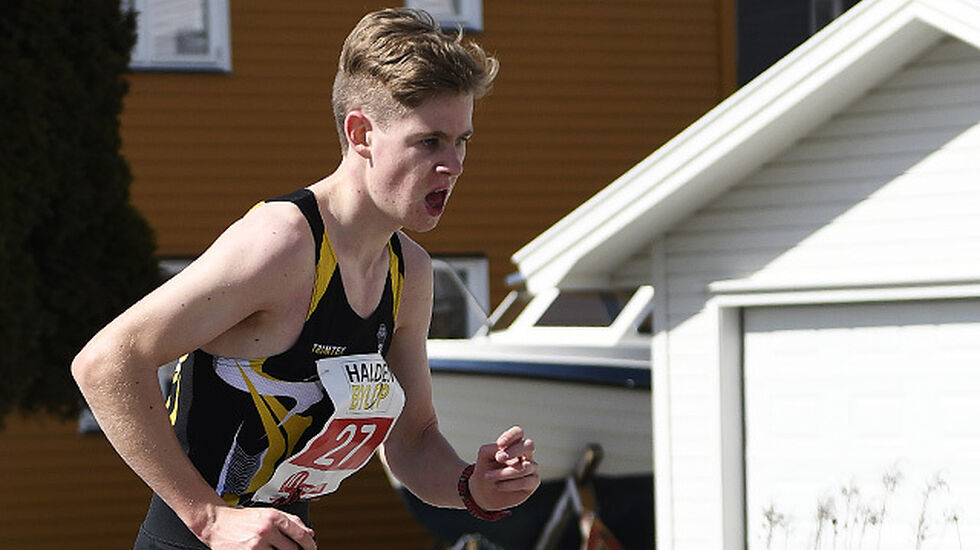 Trym Tønnessen tar ut de siste kreftene inn mot mål og seier på 10 km i Halden Byløp. (Alle foto: Bjørn Johannessen)