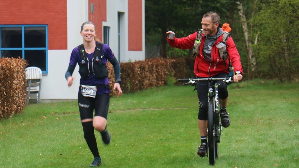 Charlotte Aspholm foreviges i innspurten til seier på 50-miles. (Arrangørfoto)
