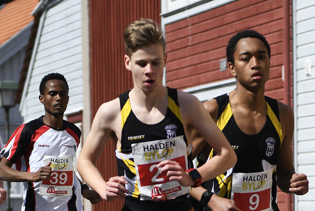 Trym Tønnesen (midten) debuterte på 10 km ved å løpe på 32.23 i Halden Byløp. Her skulder ved skulder med sin gode trenings- og klubbkamerat Amaru Wijman. (Foto: Bjørn Johannessen)