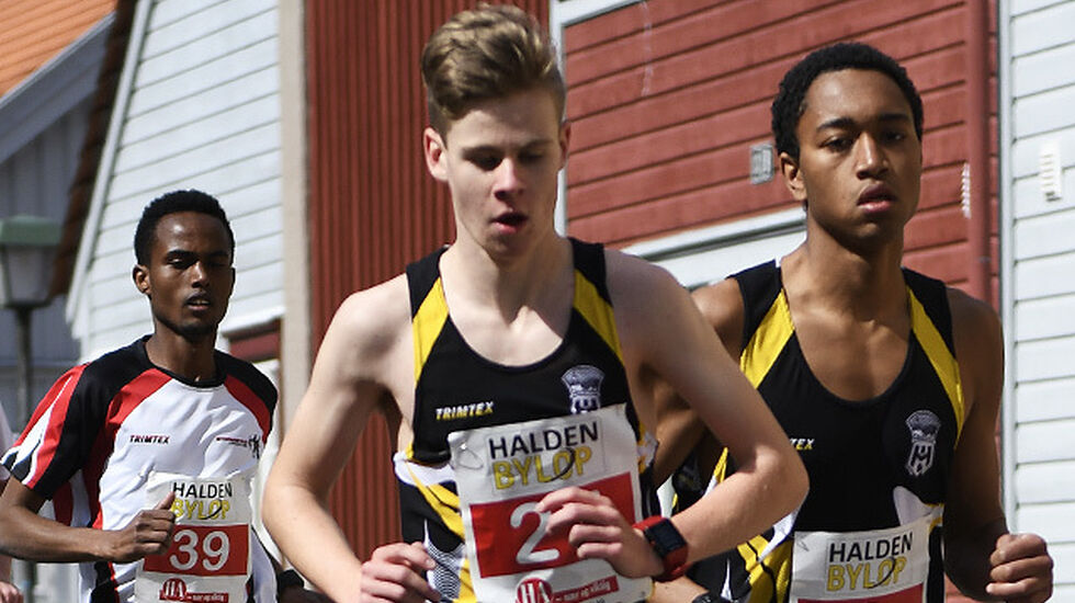 Trym Tønnesen (midten) debuterte på 10 km ved å løpe på 32.23 i Halden Byløp. Her skulder ved skulder med sin gode trenings- og klubbkamerat Amaru Wijman. (Foto: Bjørn Johannessen)