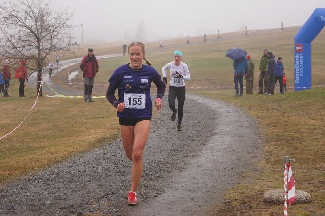 Emilie Fossumstuen Grøterud slo Sigrid Jøranli Sundgaard i spurten på kvinnees 1600 m. (Arrangørfoto)