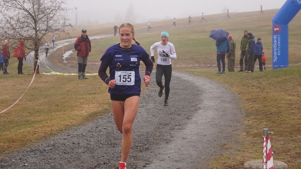 Emilie Fossumstuen Grøterud slo Sigrid Jøranli Sundgaard i spurten på kvinnees 1600 m. (Arrangørfoto)