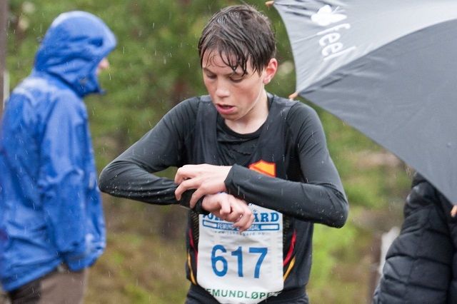 Kasper Sundet sjekker tida på 10 km i Femundløpet i fjor som også gikk i surt og kaldt vær. (Foto: Jan Ole Johnsgard)