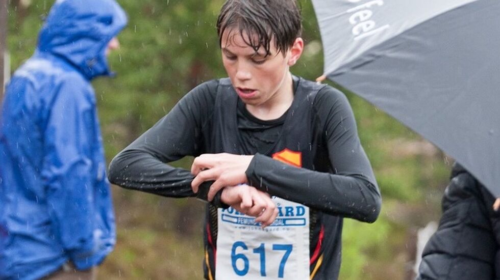 Kasper Sundet sjekker tida på 10 km i Femundløpet i fjor som også gikk i surt og kaldt vær. (Foto: Jan Ole Johnsgard)