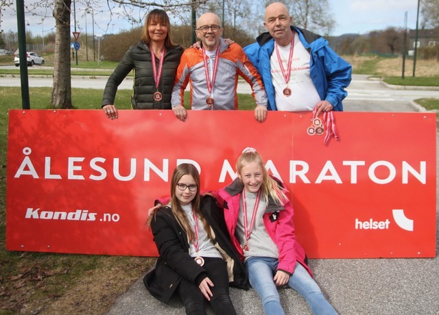Arrangørstaben i start/målområdet på Moa, vis a vis Spjelkavik Omsorgsenter. Fra venstre, Angelique Helset, Helge Fuglseth og Per Jan Helset. Foran sitter medaljepikene Ingeborg Helset Teigen og Lene Godø. Foto: Jarle Mordal, Smp