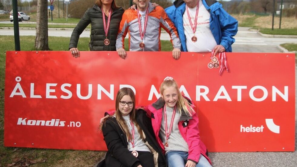 Arrangørstaben i start/målområdet på Moa, vis a vis Spjelkavik Omsorgsenter. Fra venstre, Angelique Helset, Helge Fuglseth og Per Jan Helset. Foran sitter medaljepikene Ingeborg Helset Teigen og Lene Godø. Foto: Jarle Mordal, Smp